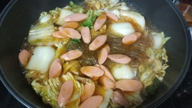 最后放入香肠片煮1分钟