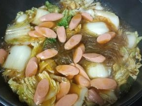 最后放入香肠片煮1分钟