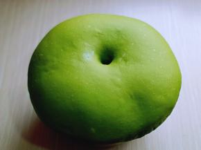 发酵好的面团是原来的两倍大，用手摁一下，不回缩，不反弹即为发酵完成。