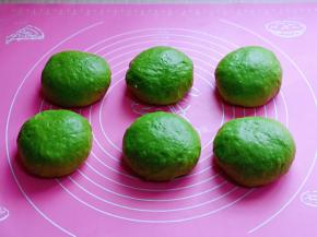 将发酵好的面团揉圆，分成6等份，盖上保鲜膜松弛10分钟，没个面团174g左右。