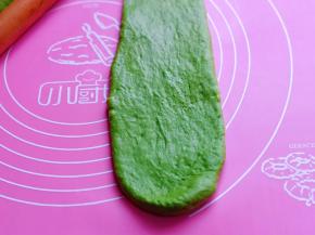 取一块小面团，用擀面杖擀长舌状。