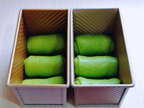 依次做完，放入吐司盒中，入烤箱进行二次发酵。