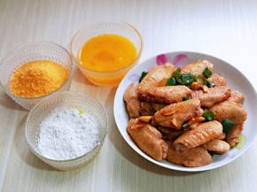 准备好蛋液，面包糠，玉米淀粉，分别放在容器中。