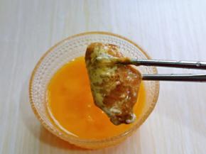 再放入蛋液器具中，两面浸泡30秒，使鸡翅均匀粘满蛋液。