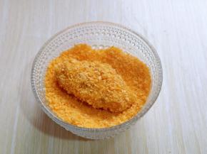 最后均匀裹上面包糠。(建议最好用黄色面包糠)