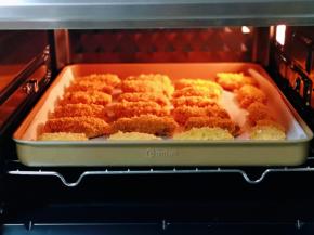 将烤盘入东菱烤箱中层。