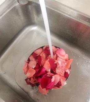 取500克花瓣洗干净