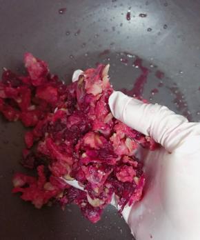 会轻微出水，揉搓至很烂的状态