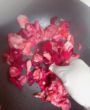 加入500克白糖开始揉搓