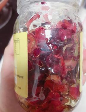 把花瓣放入蜂蜜瓶