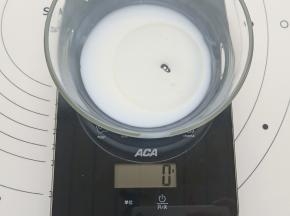 牛奶与色拉油搅拌至乳化的状态。