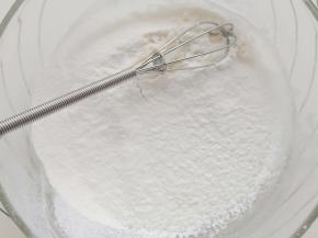 筛入低筋面粉和玉米淀粉呈Z字形搅拌均匀。