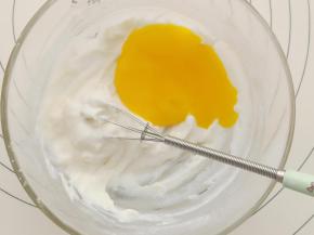 加入蛋黄同样Z字搅拌均匀。