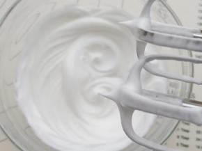 蛋白分三次加细砂糖打发至尖角的状态。