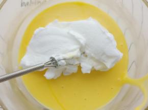 取三分之一的蛋白糊与蛋黄糊翻拌均匀。