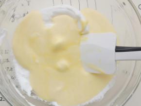 再与剩下的蛋白糊翻拌均匀。