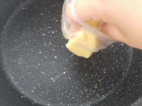 全程开小火，锅温热后在锅里抹上一层黄油润一下锅。