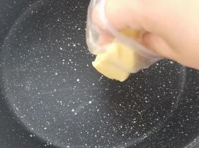 全程开小火，锅温热后在锅里抹上一层黄油润一下锅。