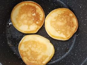 全程开小火，锅温热后在锅里抹上一层黄油润一下锅。