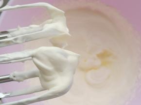 淡奶油加糖粉打发出尖角。