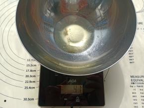 蛋清放入盆中（正好是一个鸡蛋的蛋清，40克-45克都可以）
