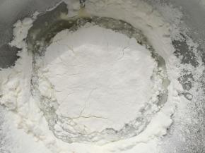 筛入低粉、玉米淀粉、糖粉。并用手动打蛋器搅拌均匀。