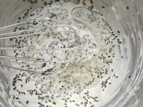 加入色拉油搅拌均匀。