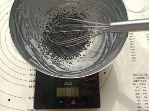 加入黑芝麻（我用的是熟的）搅拌均匀。