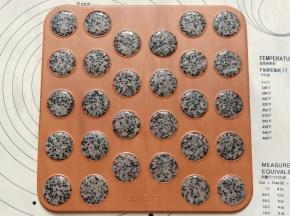 用小勺子挖到阳晨马卡龙烤盘上，用勺背摊平，糊不要太多，尽量越薄越好。