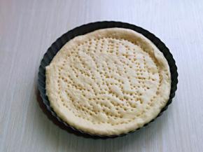 再用食品叉子叉满洞洞眼，如图。