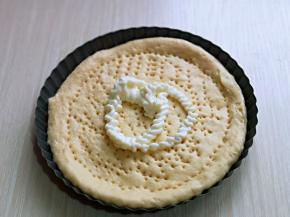 挤上沙拉酱抹平。