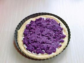 将紫薯泥平铺在上面。