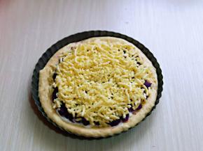 撒上一层马苏里拉芝士，两个依次做完。(芝士可以随意增减)