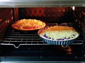 烤网放烤箱中层，再将披萨盘放在烤网上。