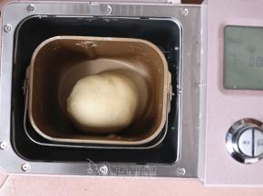 10分钟后，面团能够拉出厚膜，加入软化好的黄油，继续和面程序15分钟，直到面团光滑柔软。