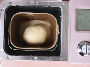 10分钟后，面团能够拉出厚膜，加入软化好的黄油，继续和面程序15分钟，直到面团光滑柔软。