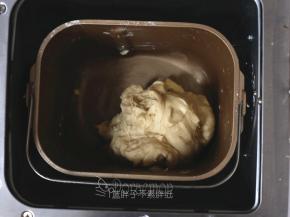 除黄油外，将面团重所有原材料倒入东菱面包机的面包桶中，注意酵母不要和盐、糖直接接触，启动一个和面程序。