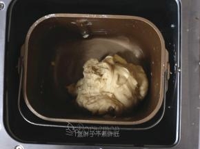 除黄油外，将面团重所有原材料倒入东菱面包机的面包桶中，注意酵母不要和盐、糖直接接触，启动一个和面程序。