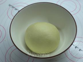 面团团圆后放入大碗中，，盖上保鲜膜，放入烤箱，30℃发酵。