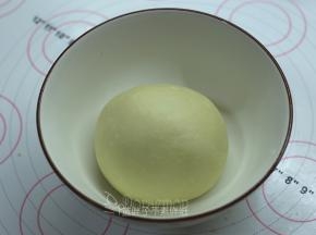 面团团圆后放入大碗中，，盖上保鲜膜，放入烤箱，30℃发酵。
