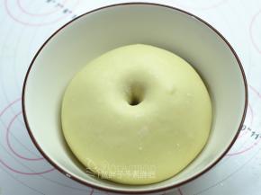 .发酵至面团涨到大两倍，手指粘面粉戳一下，洞口不回缩即表示发酵完成。大约需要60分钟。