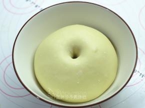 .发酵至面团涨到大两倍，手指粘面粉戳一下，洞口不回缩即表示发酵完成。大约需要60分钟。