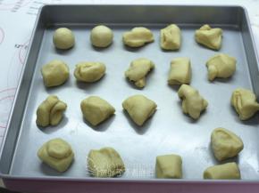 将发酵好的面团排气之后分割成20份。