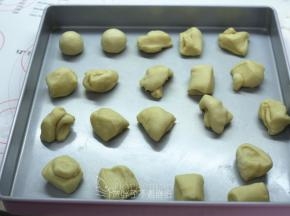 将发酵好的面团排气之后分割成20份。