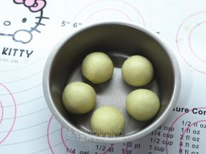 每一个小面团都滚圆，5个1组放入模具中。