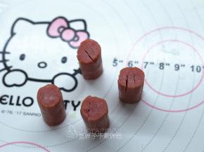 脆皮肠对半切断，之后在切面横竖各2刀，记得不要切断。