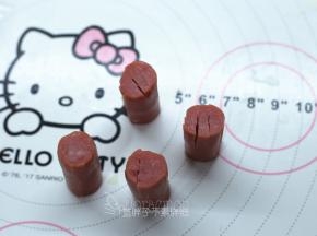 脆皮肠对半切断，之后在切面横竖各2刀，记得不要切断。