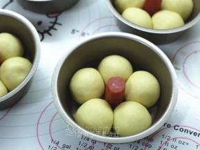 整形好的面团送入烤箱，启动烤箱发酵功能，再放上一杯热水，发酵30分钟。一直发酵到面团涨大到原来的2倍。