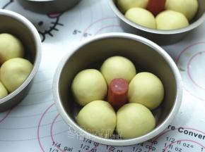 整形好的面团送入烤箱，启动烤箱发酵功能，再放上一杯热水，发酵30分钟。一直发酵到面团涨大到原来的2倍。