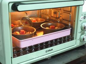 .最后送入预热好的烤箱，上下火170℃，烘烤18分钟。